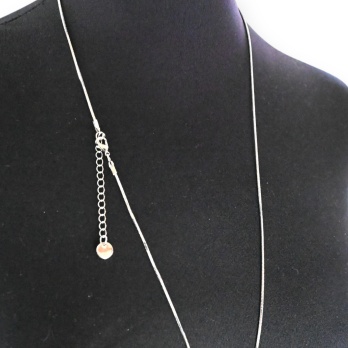 Collier long chat strass et...