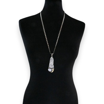 Collier long argenté...