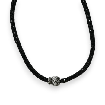 Collier ras de cou noir...